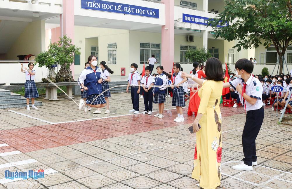 Học sinh Trường THCS Quảng Phú (TP.Quảng Ngãi) tham gia hoạt động thể thao tại trường.