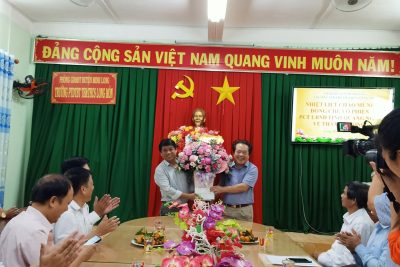Đồng chí Phó Chủ Tịch UBND tỉnh Quảng Ngãi Võ Phiên thăm, tặng quà trường nhân kỷ niệm 40 năm ngày nhà giáo Việt Nam 20/11/1982 – 20/11/2022