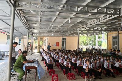 TRƯỜNG PTDTBT TH&THCS LONG MÔN TỔ CHỨC TUYÊN TRUYỀN LUẬT AN TOÀN GIAO THÔNG VÀ PHÒNG CHỐNG TỆ NẠN XÃ HỘI ĐẾN GIÁO VIÊN, HỌC SINH NGAY TỪ ĐẦU NĂM HỌC.