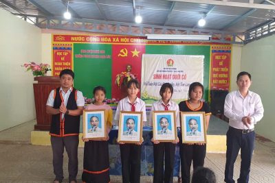 TREO ẢNH BÁC HỒ TRONG LỚP HỌC!