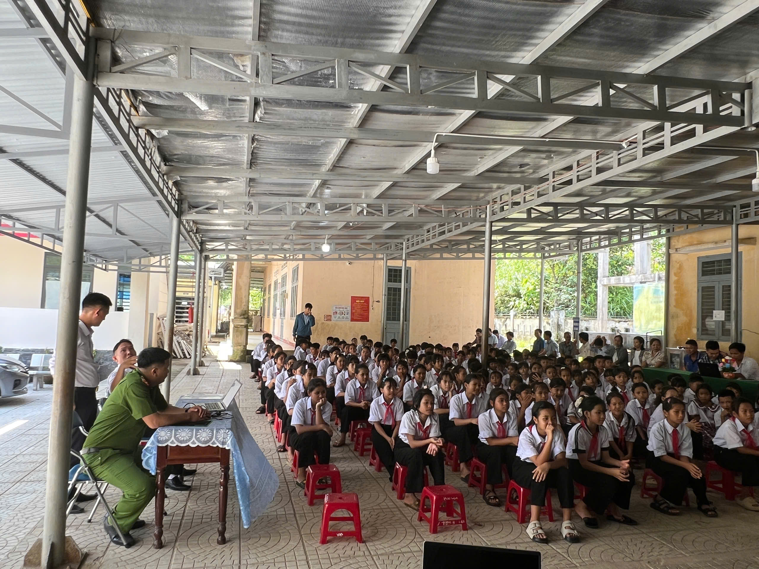 TRƯỜNG PTDTBT TH&THCS LONG MÔN TỔ CHỨC TUYÊN TRUYỀN LUẬT AN TOÀN GIAO THÔNG VÀ PHÒNG CHỐNG TỆ NẠN XÃ HỘI ĐẾN GIÁO VIÊN, HỌC SINH NGAY TỪ ĐẦU NĂM HỌC.
